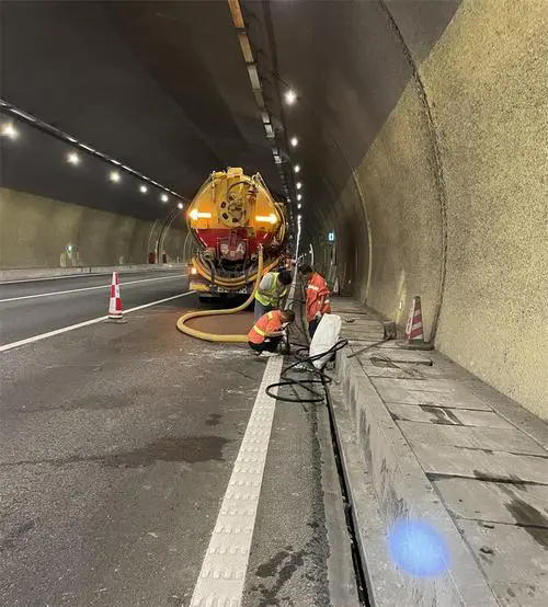 八步隧道排水渠清淤